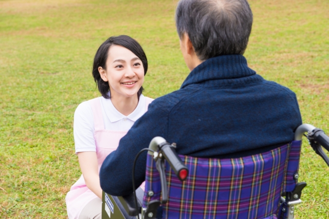 認知症で後見人がついている人の不動産売却の手順と注意点は？